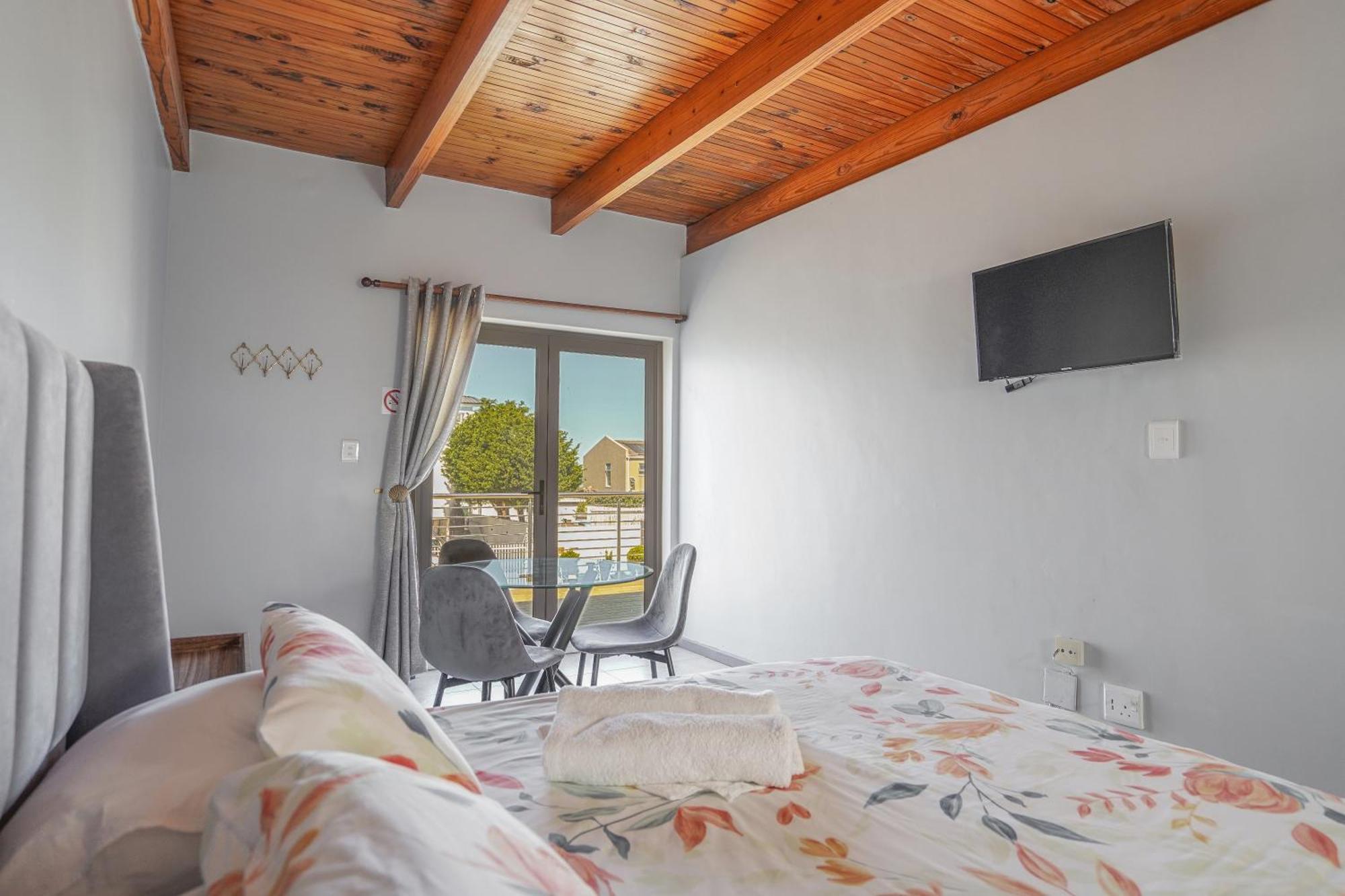 Ocean Vibes Hotel Cape Town Bagian luar foto